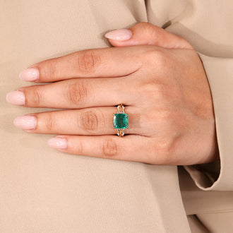 Diamondrensu emerald gemstone engagement ring.