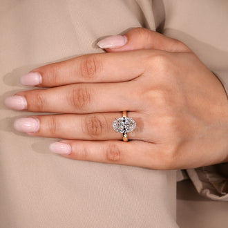 Diamondrensu ring with oval diamond.