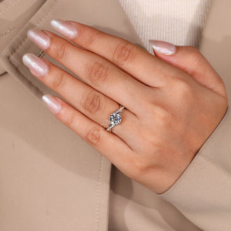 Diamondrensu ring crafted in 4 prong engagement ring setting.