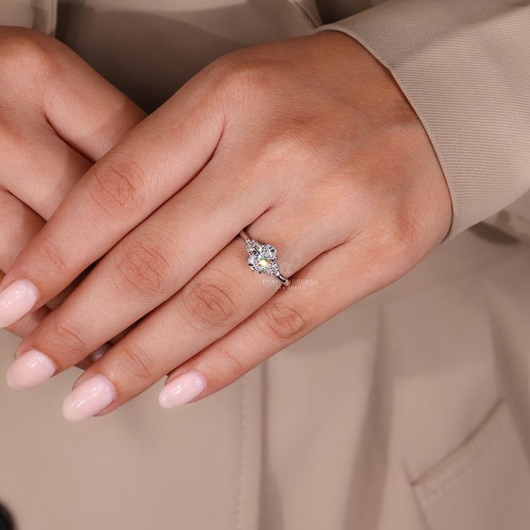 Diamondrensu ring with a claw prong setting and stunning round diamond.