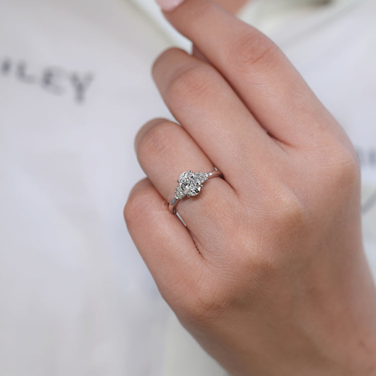 Stunning cathedral setting ring with round cut diamond in white gold.