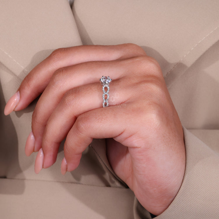 White gold diamond ring with a timeless round cut.