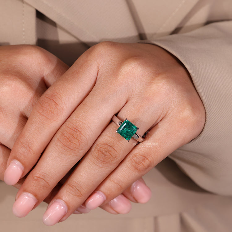 Buy diamond ring with Asscher cut design.