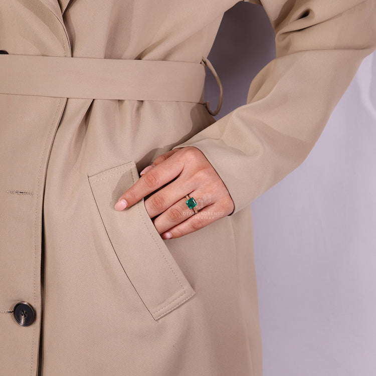 IGI certified handmade jewelry with precise detailing.