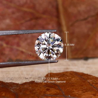 Round cut used in 2 carat lab grown diamond designs for engagement rings.