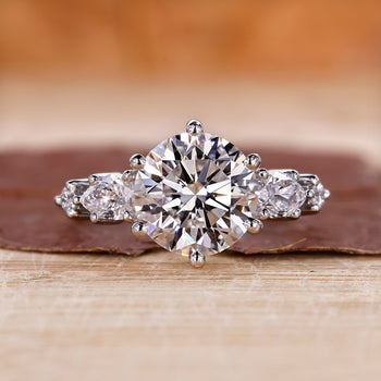 Round diamond ring with prong setting in white gold.