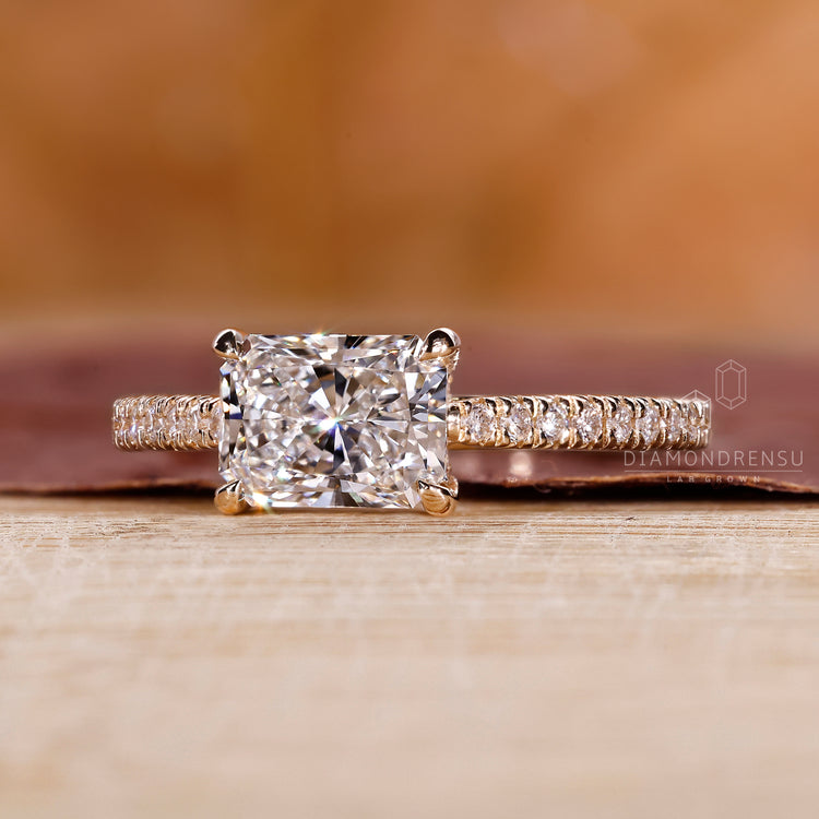 Yellow gold ring with a round cut diamond, perfect for any special occasion.