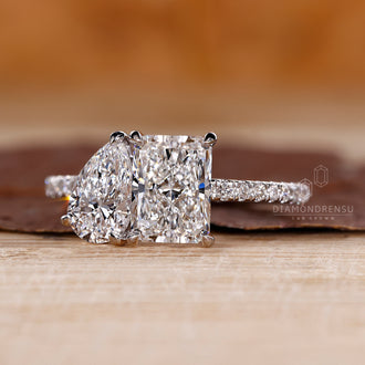 Prong setting engagement ring with a round diamond, offering a secure fit and classic design.