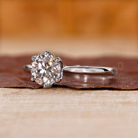 This solitaire ring features classic beauty.