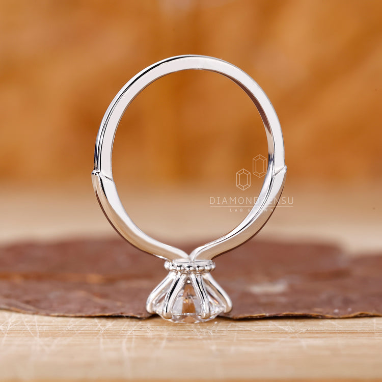 IGI certified engagement ring with a round cut diamond, made to meet high-quality standards and solid craftsmanship.