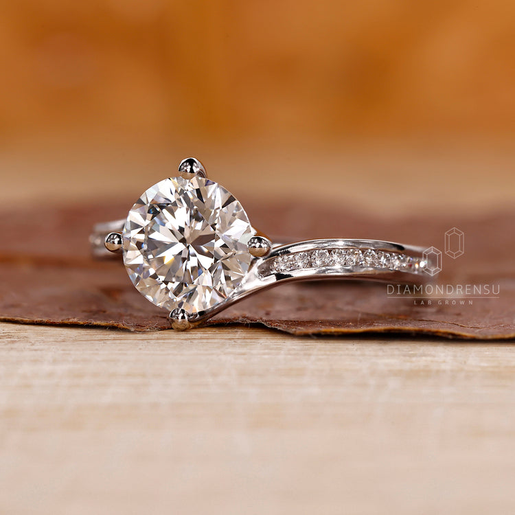 Compass prong setting holding a lab-grown diamond securely.