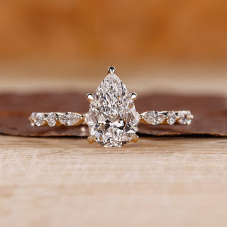 This pear diamond ring has a soft and graceful shape.