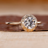 IGI Certified Diamondrensu Ring with a round cut diamond in yellow gold.