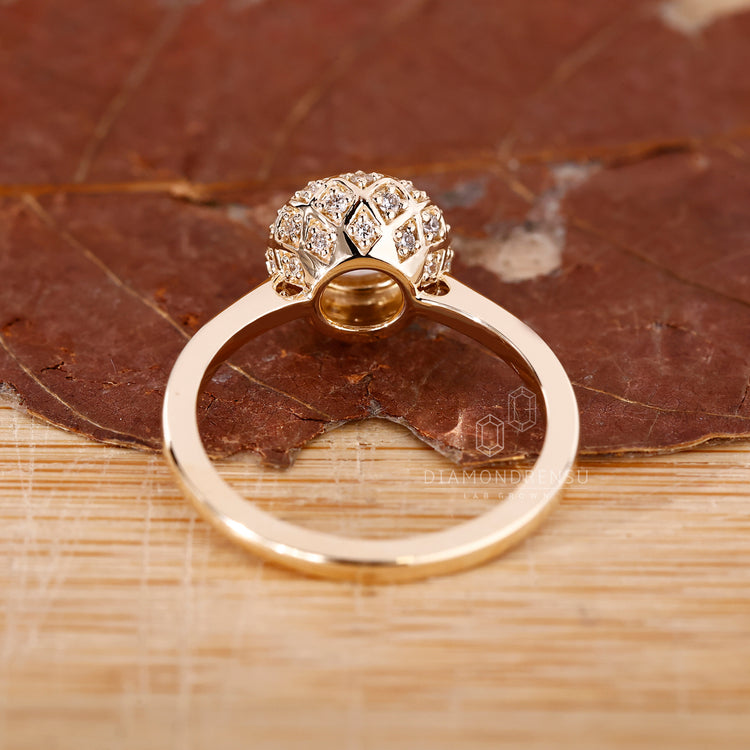Diamondrensu Engagement Ring with a vintage design in yellow gold.