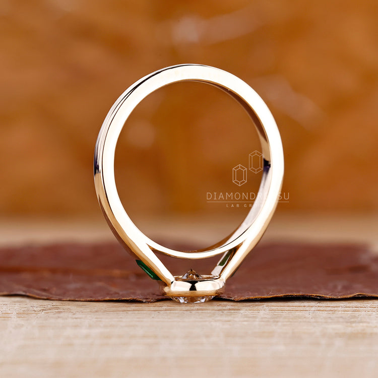 Diamondrensu engagement ring with round cut diamonds and bezel set brilliance.