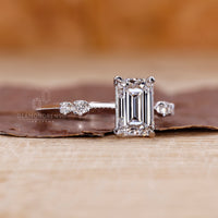 Round cut diamond side stone for extra sparkle.