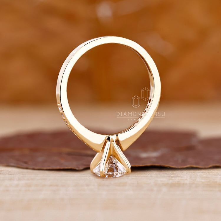 Round Diamond Engagement Ring Yellow Gold