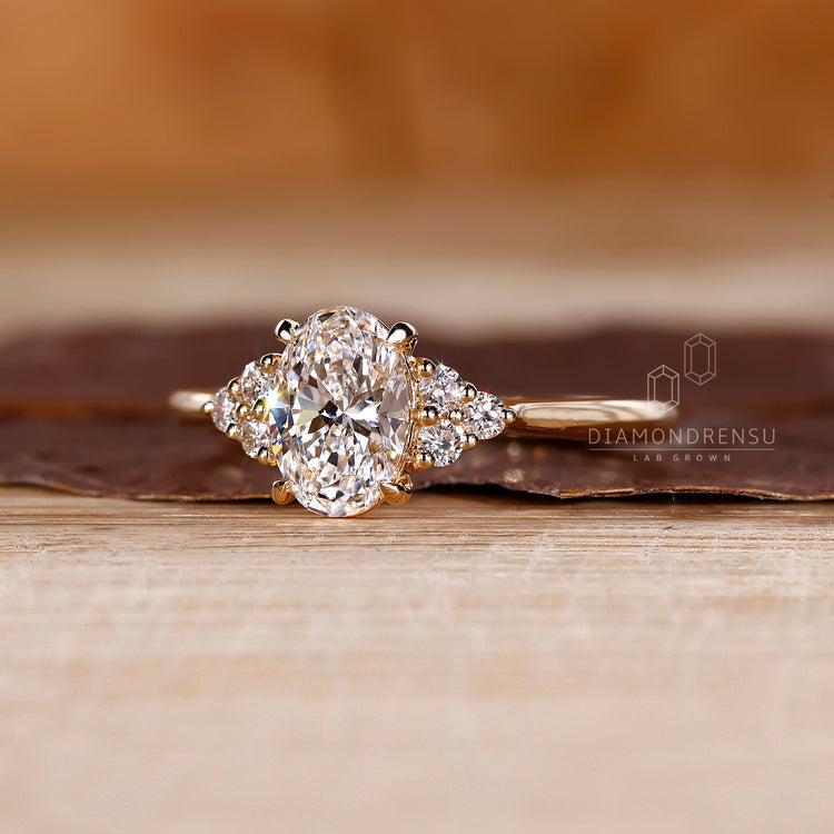 Round side diamond ring in a muse setting.