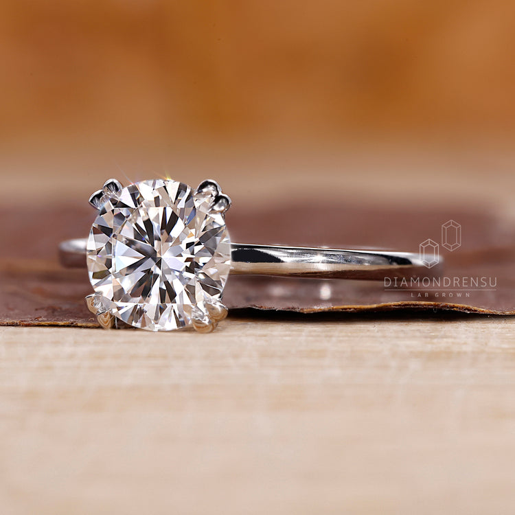 Diamondrensu solitaire engagement ring with a clean, minimal design.