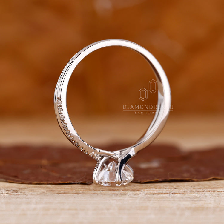 Diamondrensu engagement ring featuring IGI certified lab grown diamond.