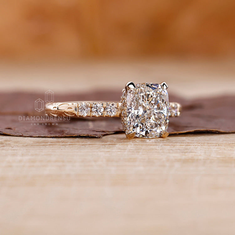 4 claw prong setting secures the cushion cut diamond with elegance.