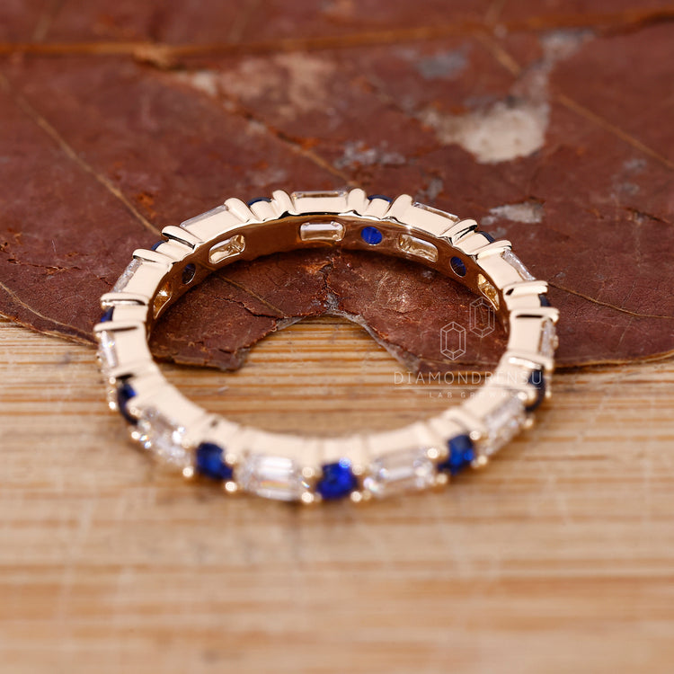 Diamondrensu band with yellow gold finish.