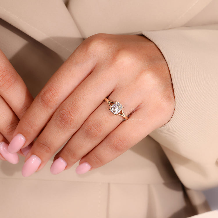 4 claw prong setting holding the diamond securely.