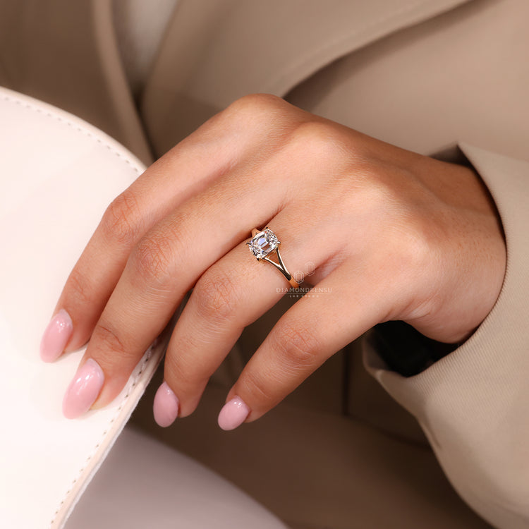 Split shank band offering a modern design.