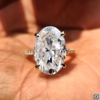 4 claw prong setting securely holding the brilliant center stone.