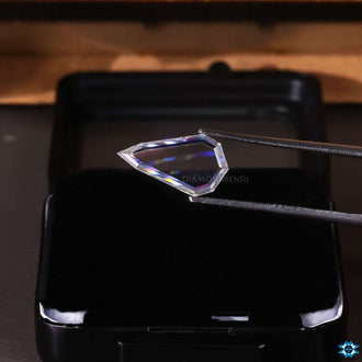 Unique portrait cut stone in pear shape, 2 carat.