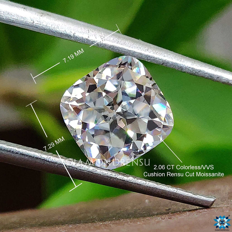 Moissanite stone featured in this product.