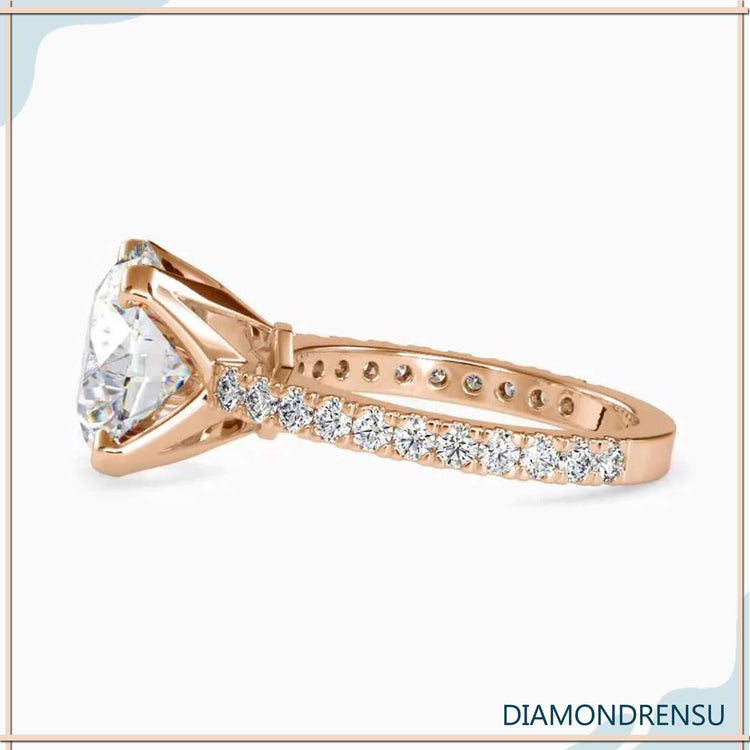 4 prong diamond ring with round brilliant cut diamond for timeless beauty.