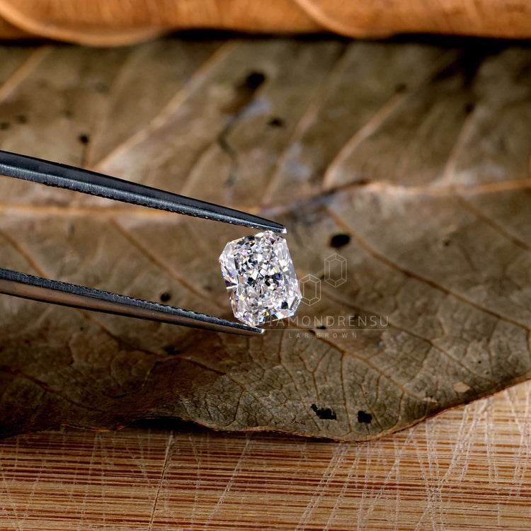 1 carat lab grown diamond shaped in radiant cut diamond.