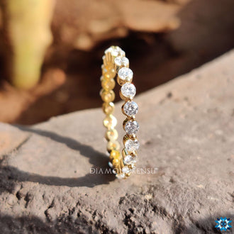 Round wedding band for an elegant and understated style.