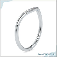 Round diamond eternity band in yellow gold for classic elegance