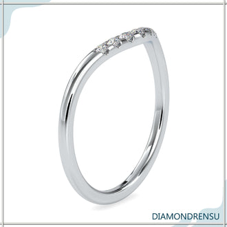 Round diamond eternity band in yellow gold for classic elegance