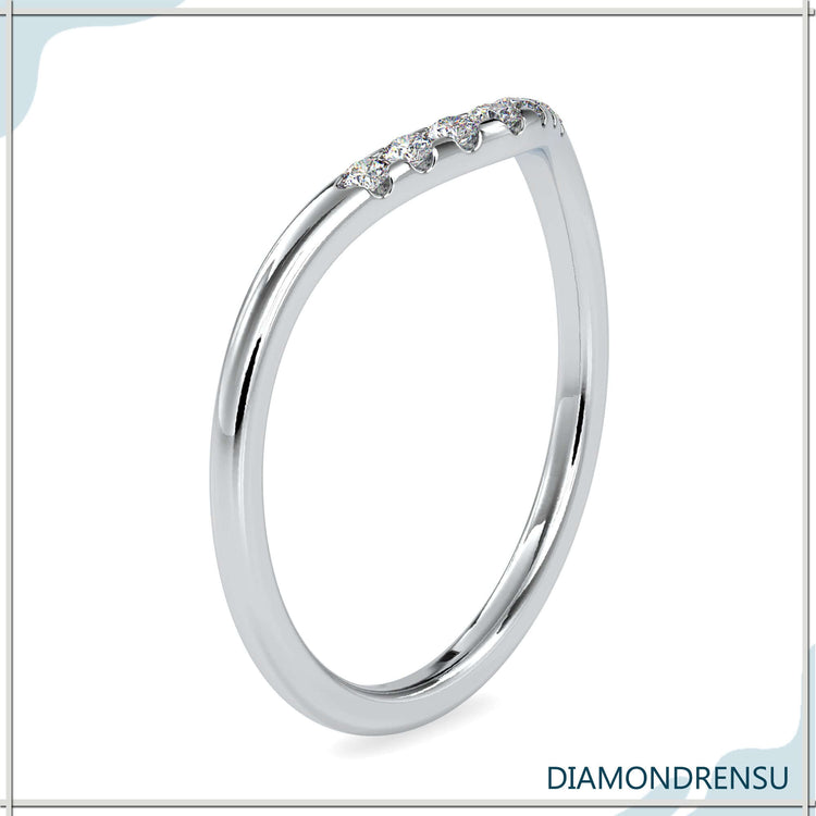 Round diamond eternity band in yellow gold for classic elegance