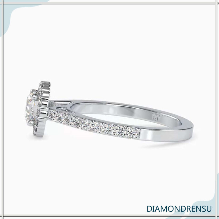 Halo diamond ring round with a dazzling design and brilliant sparkle.