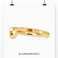 Comfort fit men's wedding band with simple yet elegant design