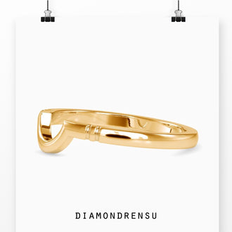 Comfort fit men's wedding band with simple yet elegant design