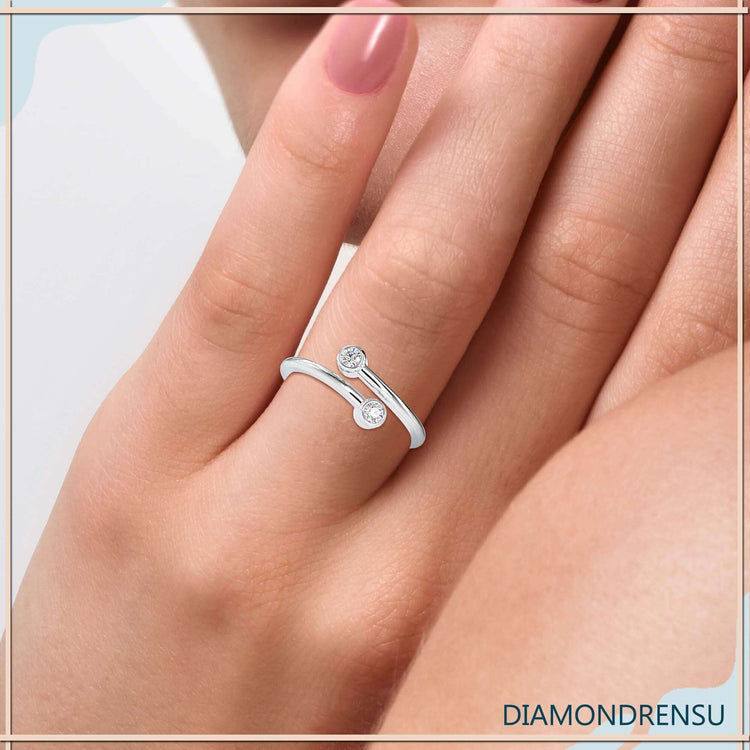 Bypass wedding band with round diamonds in yellow gold setting