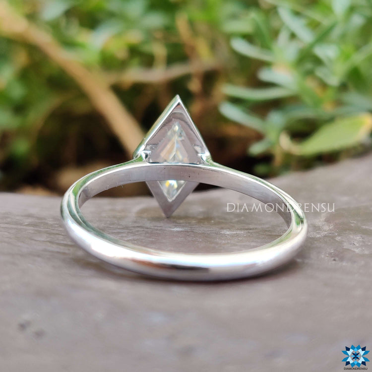 Exquisite ring setting bezel for everyday sophistication.