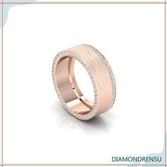 White gold menβs wedding band with shine.