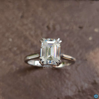 Stylish cathedral emerald cut ring for special occasions.
