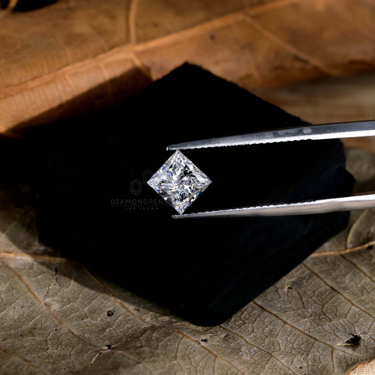 Loose princess cut diamond in lab grown diamond loose stone form.