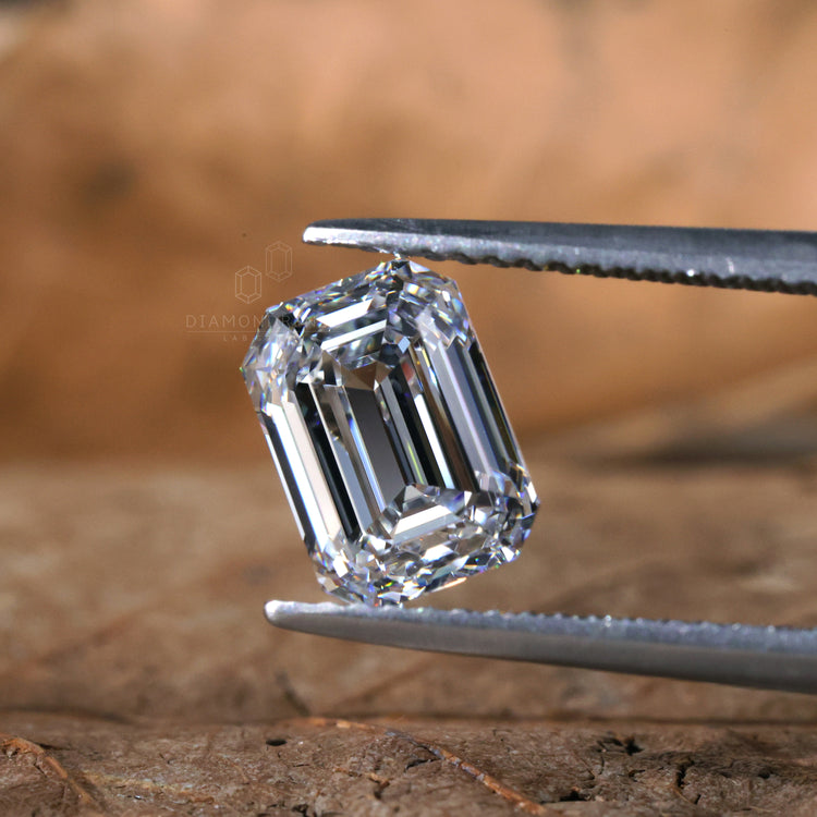 2 ct emerald cut diamond lab grown diamond.