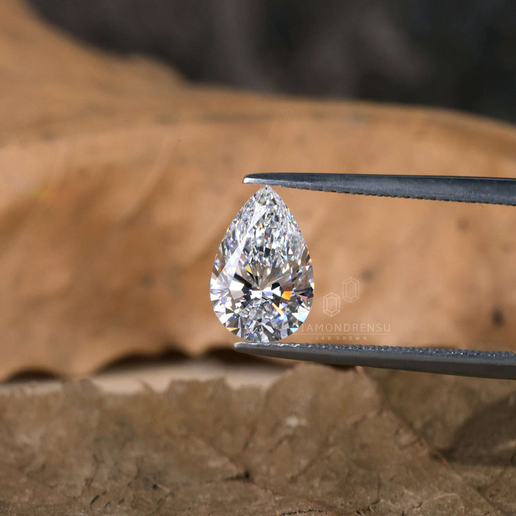 Loose pear shaped diamond lab grown certified.
