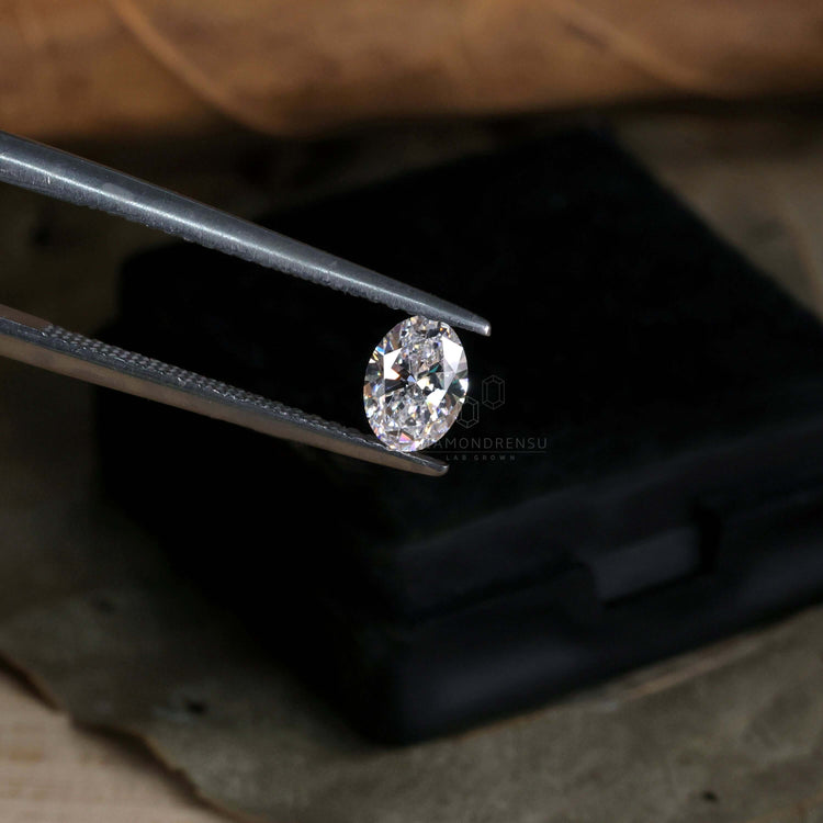 0.40 carat diamond shaped as oval cut diamond.