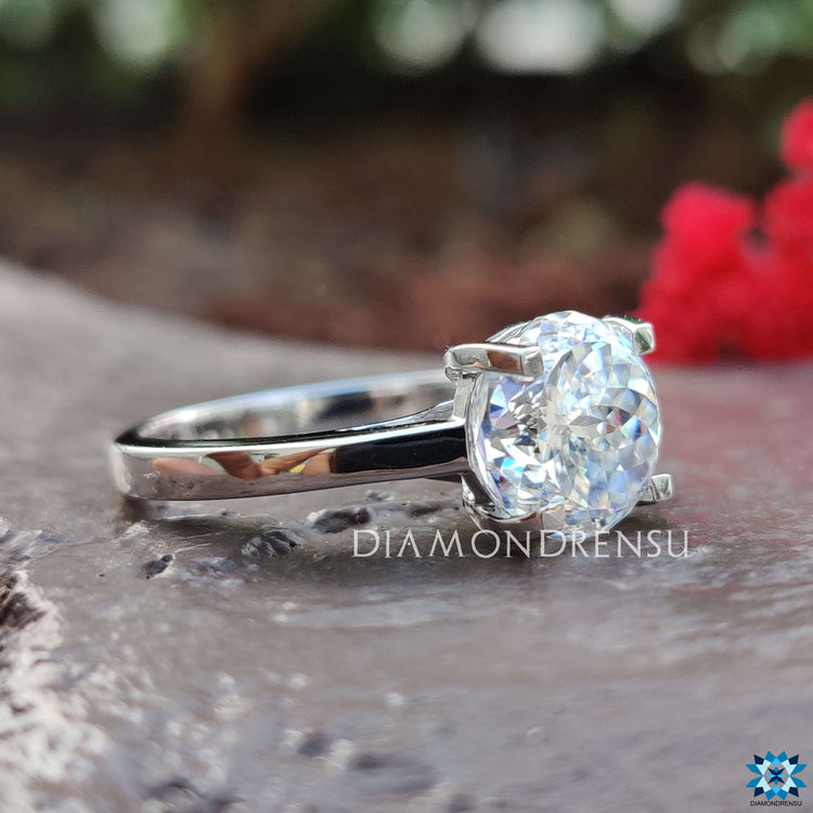 Trellis setting ring with a sparkling moissanite centerpiece.
