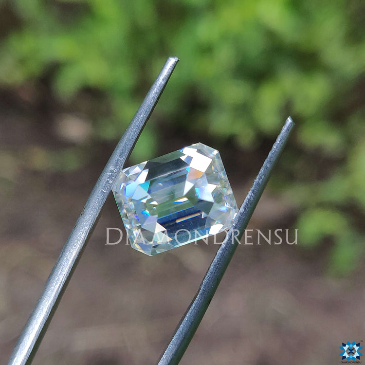 Moissanite emerald cut used in this design.